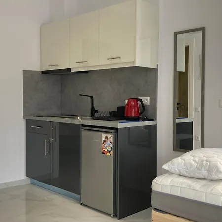 Luka 1 Aparts Polichrono