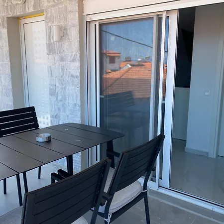 Luka 1 Aparts Polichrono