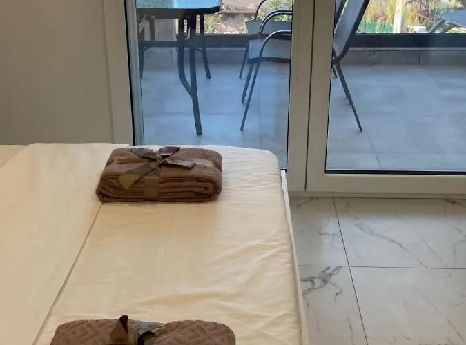 Luka 1 Aparts Polichrono 3* Polychrono