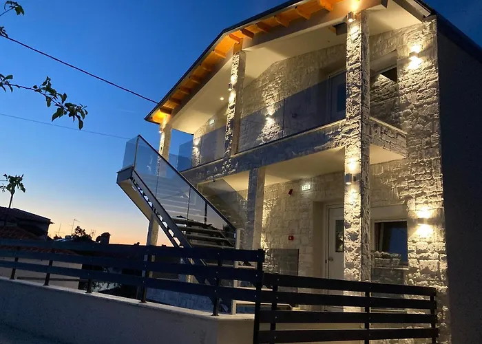 Luka 1 Aparts Polichrono Polychrono