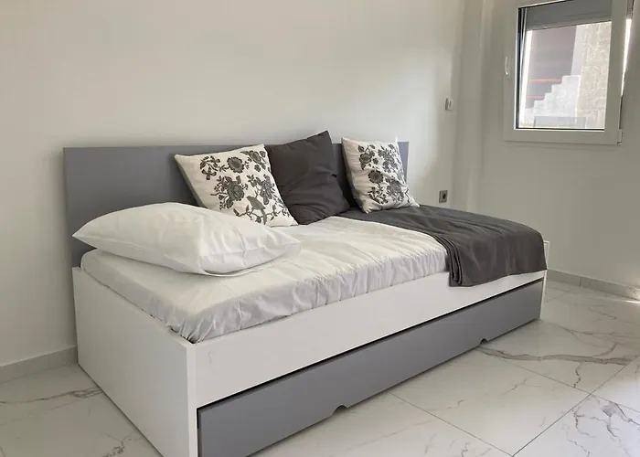 Luka 1 Aparts Polichrono 3*