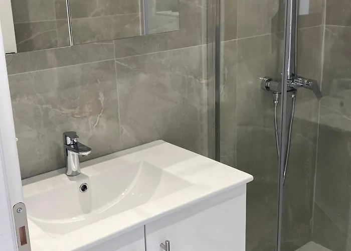 Luka 1 Aparts Polichrono