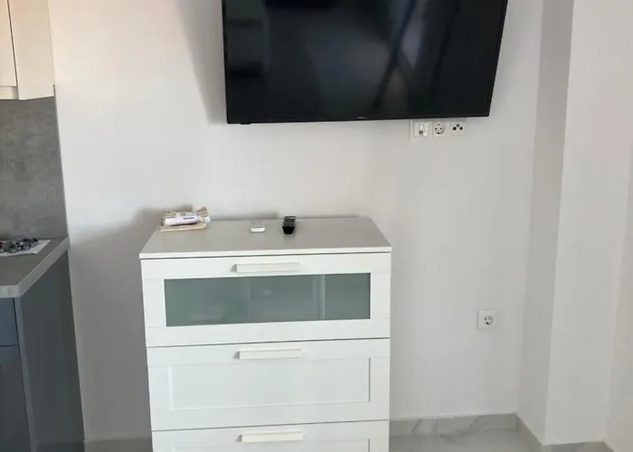 Luka 1 Aparts Polichrono 3*