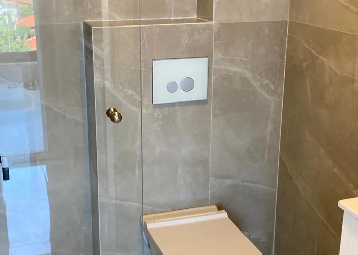 Luka 1 Aparts Polichrono 3*