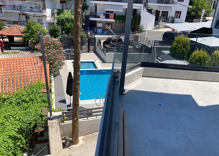 Luka 1 Aparts Polichrono 3*