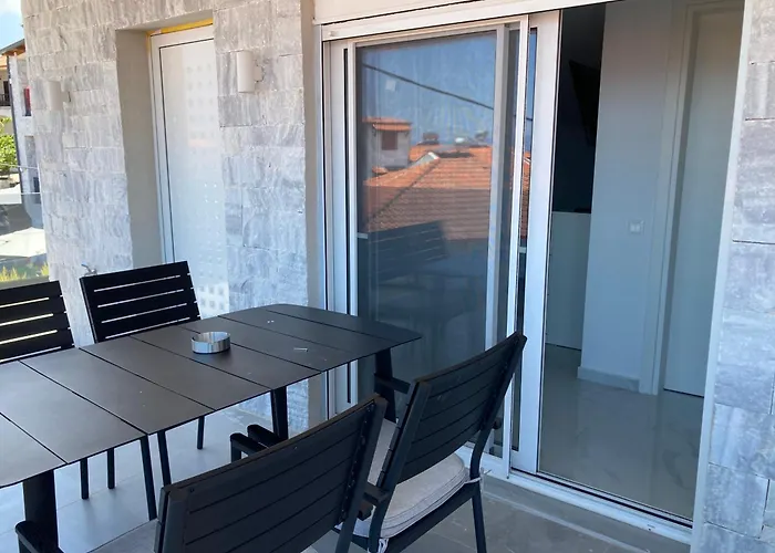 Luka 1 Aparts Polichrono