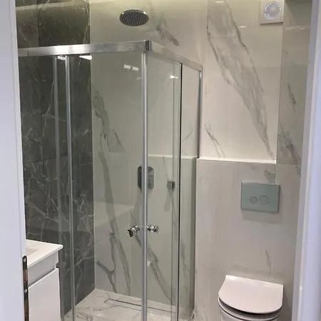 Luka 1 Aparts Polichrono 3*