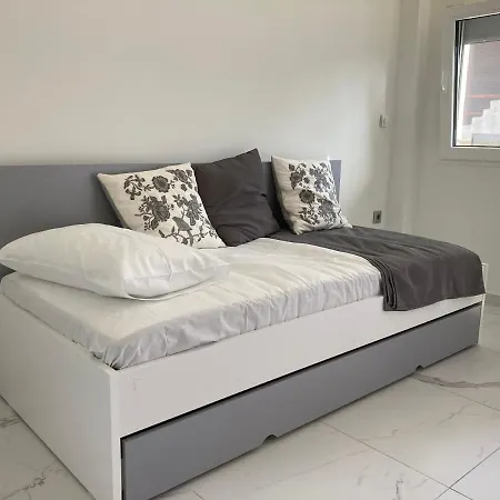 Luka 1 Aparts Polichrono 3*