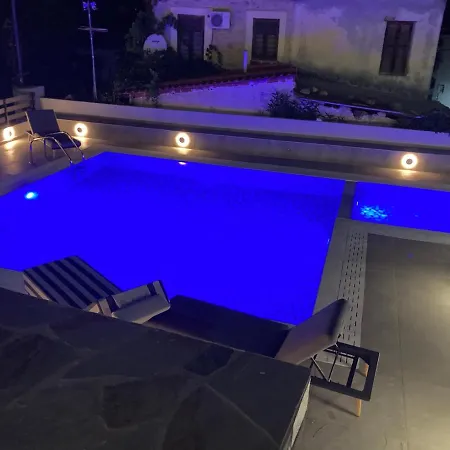Luka 1 Aparts Polichrono 4*