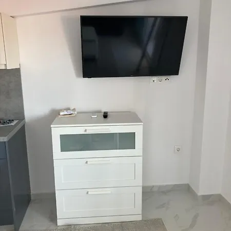 Luka 1 Aparts Polichrono 3*