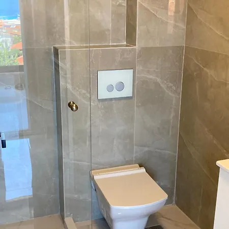 Luka 1 Aparts Polichrono 3*