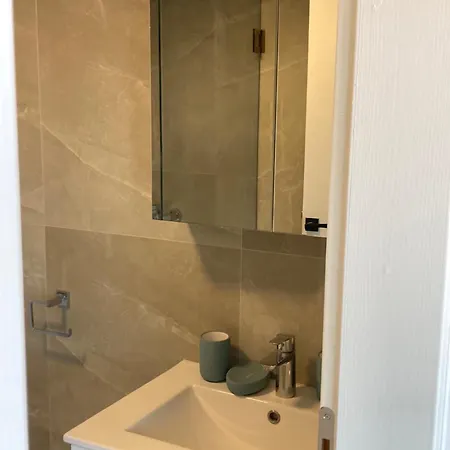 Luka 1 Aparts Polichrono