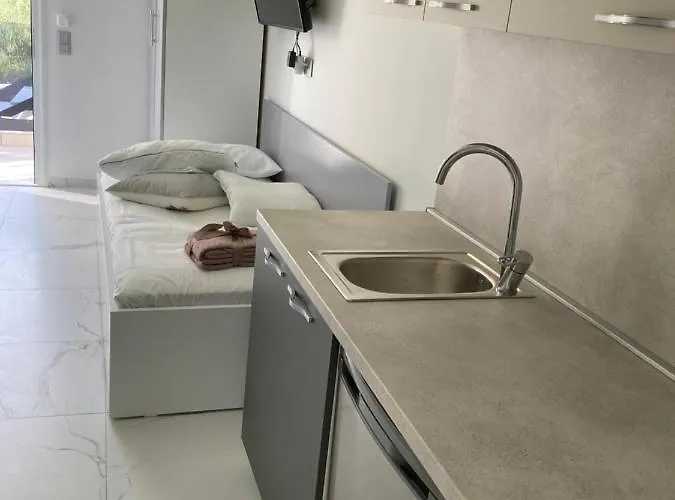 Luka 1 Aparts Polichrono Apartmanhotel 4*
